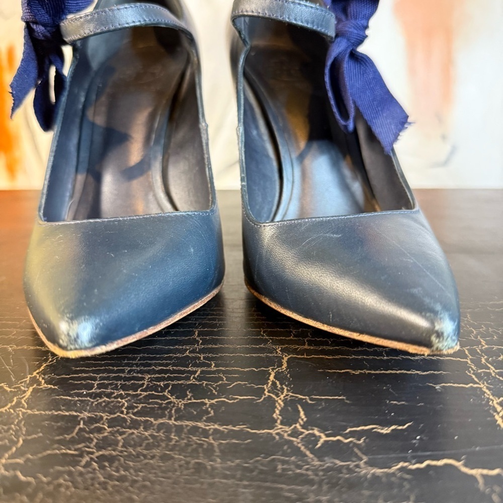 Tory Burch Navy Heels with Bow Accent - Picture 2 of 8
